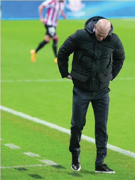  ?? EUROPA PRESS ?? Zidane, cabizbajo, en un encuentro de esta temporada. Está más confuso que nunca