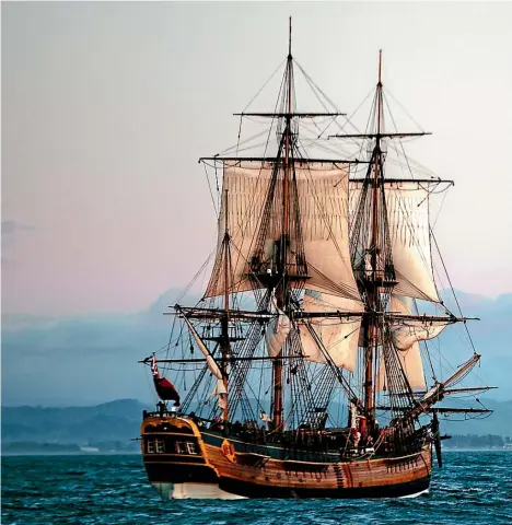  ?? ABIGAIL DOUGHERTY/STUFF ?? The replica of The Endeavour approaches Gisborne at sunrise.