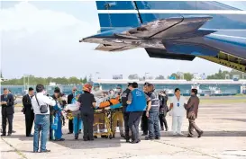  ??  ?? Llegada de dos heridos ayer al aeropuerto de Ciudad de México.