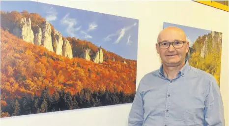  ?? FOTO: SUSANNE GRIMM ?? Goldener Oktober im Donautal: Festgehalt­en als Fotografie hat ihn Wolfgang Veeser, der jetzt seine Bilder in der Sparkasse zeigt.