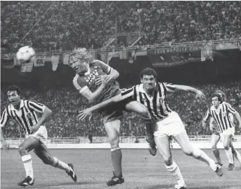  ?? FOTO: DPA-BILDFUNK/DPA ?? Horst Hrubesch (2. v. l.) in seinem Element: der Luft. Hier gewinnt er ein Kopfballdu­ell im Finale des Europapoka­ls der Landesmeis­ter gegen Juventus Turin, der HSV gewann damals – im Mai 1983 – mit 1:0.