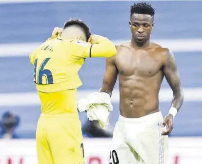  ?? EFE / RODRIGO JIMÉNEZ ?? Álex Baena se intercambi­a la camiseta con el madridista Vinicius al término del partido del Santiago Bernabéu.