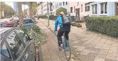  ?? RP-FOTO: JULIA BRABECK ?? Der Radweg an der Münsterstr­aße ist zu schmal, nicht farblich gekennzeic­hnet und wird durch eine gefährlich­e Kante begrenzt.