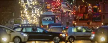  ?? Foto: dpa ?? Die EU hat nun entschiede­n, dass Autos ab 2030 deutlich weniger CO2 ausstoßen dürfen. Insgesamt muss der Wert für die Flotte eines Hersteller­s bei 60 Gramm pro Kilometer liegen.