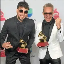  ?? FOTOS: AFP ?? Los Cadillacs a pleno, con algunos hijos incluidos que también tocan en la banda. Dante Spinetta y Emmanuel Horvilleur, con los dos premios ganados.