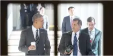  ?? OFFICIAL WHITE HOUSE PHOTO ?? Photograph­er Pete Souza (right) walks with then-President Barack Obama in 2016 at the White House.