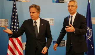  ?? ?? NATO-Generalsek­retär Jens Stoltenber­g und US-Außenminis­ter Anthony Blinken in Rumänien