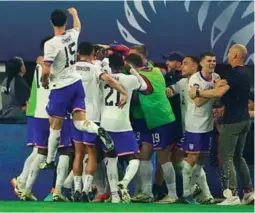  ?? EFE ?? FIESTA. Los norteameri­canos se coronaron campeones de la Nations League tras vencer con clase anoche a los mexicanos.