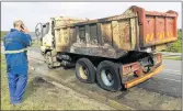  ?? Picture: STEPHANIE LLOYD ?? DAMAGED: A tipper truck caught fire on the N2 just past the Beacon Bay off-ramp yesterday morning