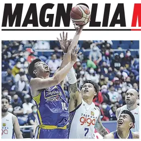  ?? / SPIN.PH ?? ■ LAY-UP: Si Ian Sangalang sa Magnolia Chicken Timplados mi lay-up samtang si Poy Erram sa Tropang Giga misuway sa pagdepensa ning higayuna sa panagtigi sa duha ka teams sa semifinals sa 2022 PBA Philippine Cup semifinals series sa Biyernes sa gabii sa Smart-Araneta Coliseum.