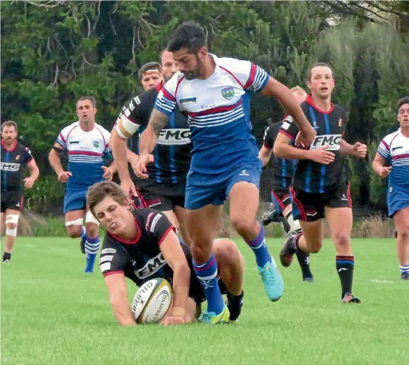  ?? ERIN TASKER/STUFF ?? Hurunui’s Digby Heard looks to clean up the ball at the back, as his side went down 36-31 to Southern on Saturday.