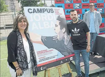  ?? FOTO: PERE PUNTÍ ?? El cartel del campus de Jordi Alba fue presentado en el campo del Santa Eulalia