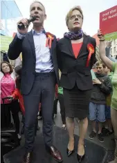  ?? — AFP ?? Scottish Labour Party Leader Jim Murphy ( left) campaigns with British comedian and actor Eddie Izzard in Glasgow on Monday.