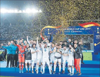  ??  ?? El Real Madrid conquistó el Mundial de Clubs ya afronta el Clásico del sábado con la moral por las nubes FOTO: AP