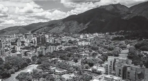  ?? Ethan Bronner / via the Washington Post ?? The view from Caracas Country Club: the unofficial hangout for Venezuela’s beleaguere­d business class and an escape from the nightmare outside.