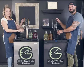  ??  ?? Mathieu Querry et sa conjointe, Sophie, sont derrière l’entreprise Greenwhale qui brasse du kombucha depuis quelques mois à Shediac. - Gracieuset­é