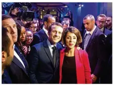  ??  ?? Khadija Moudnib aux côtés d’Emmanuel Macron.