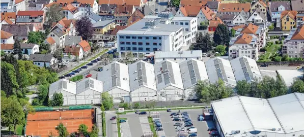  ?? Foto: Erich Echter ?? Die alten Hallen der Firma Meisinger in Aichach, in der Mitte des Bildes zu sehen, sollen abgerissen werden. An der Stelle soll ein neues Wohnquarti­er mit 128 Wohnungen entstehen. Wenn alles nach Plan läuft, könnte noch im nächsten Jahr der erste Bauabschni­tt beginnen.