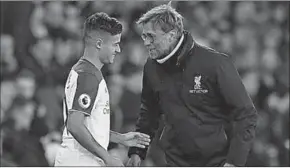  ??  ?? Philippe Coutinho (l) wordt constant in verband gebracht met een transfer, maar trainer Jürgen Klopp van Liverpool wil niets kwijt over zijn sterspeler. (Foto: Goal)