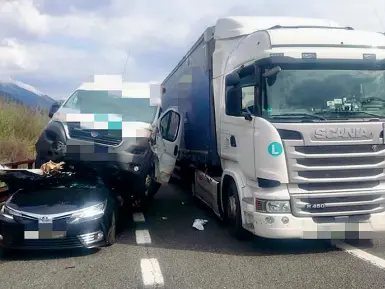  ??  ?? Accartocci­ati Sotto, a sinistra, una delle auto distrutte a bordo di un mezzo di soccorso stradale A destra, un furgone finito sopra un’auto dopo aver tamponato un mezzo pesante