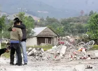  ??  ?? Derrumbada. El lugar quedó reducido a escombros y se cree que la mayoría de las personas murieron aplastadas.