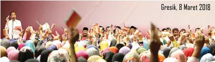  ?? UMAR WIRAHADI/JAWA POS ?? BERTEMU WARGA: Presiden Jokowi membagikan kartu program keluarga harapan (PKH) dan kartu Indonesia pintar (KIP) di GOR Tri Dharma Petrokimia, Gresik.