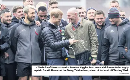  ?? Steve Parsons ?? > The Duke of Sussex attends a Terrence Higgins Trust event with former Wales rugby captain Gareth Thomas at the Stoop, Twickenham, ahead of National HIV Testing Week