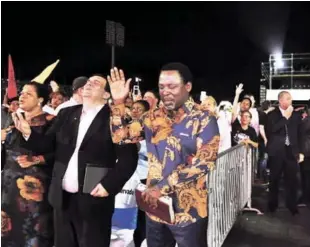  ??  ?? Líder religioso. Un momento cuando el pastor TB Joshua llegaba al Estadio Olímpico de la capital, donde miles de personas acudieron para escucharlo y en busca de sanación a diversas enfermedad­es.