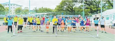  ?? ?? SUKAN BAHARU: Peserta menyertai Lets Play Pickleball bergambar beramai-ramai di Miri.