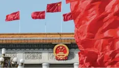  ?? Foto: dpa ?? Früher galt China als „Werkbank des Westens“, heute tritt das Land in der Welt selbst‰ bewusst bis aggressiv auf. Die CSU fordert eine neue Strategie im Umgang.