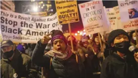  ?? FOTO: JEENAH MOON/AP/TT ?? Demonstran­ter protestera­r i New York efter den friande domen.