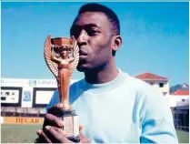  ??  ?? Edson Arantes Pelé besa el trofeo de la Copa del Mundo.