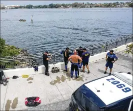  ?? MELANIE BELL / THE PALM BEACH POST ?? West Palm Beach police and divers wait for the tide to change before they can safely enter the Intracoast­al waters to look for evidence under and around the Royal Park Bridge on Sunday afternoon after a woman was stabbed.