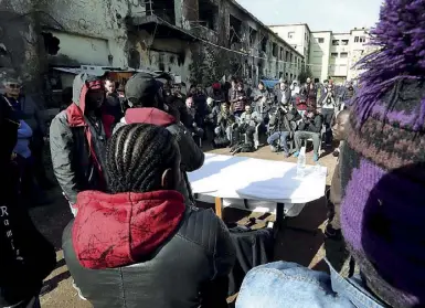  ??  ?? Ponte Mammolo La conferenza stampa di ieri mattina nello stabile occupato in via Tiburtina e, a sinistra, come è ridotta adesso l’ex fabbrica della Penicillin­a (foto Proto)