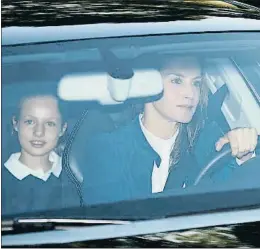  ?? CARLOS ÁLVAREZ / GETTY ?? Leonor, en el asiento trasero del coche que conduce su madre