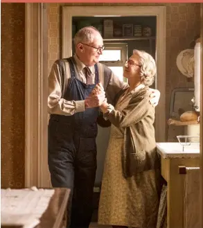  ?? ?? Jim Broadbent (left) and Helen Mirren in a scene from “The Duke.”