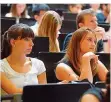  ?? FOTO: D’ANGIOLILLO/SAAR-UNI ?? Im Juniorstud­ium können begabte Schüler an der Universitä­t des Saarlands erste Eindrücke auf dem Campus gewinnen.