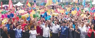  ??  ?? Cheah (front, centre, in white) on the right of Raja Muda Selangor Tengku Amir Shah, along with the crowd that came to pledge their support for the UN SDGs.