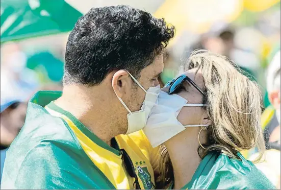  ?? JOÉDSON ALVES / EFE ?? Partidaris de Bolsonaro ahir a Brasília en un acte de suport al president