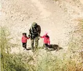  ?? CORTESÍA: @US BORDER PATROL ?? La Patrulla
Fronteriza cuida a dos niñas