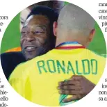  ?? ANSA ?? Pelé abbraccia Ronaldo dopo la vittoria nel mondiale 2002