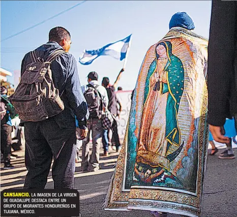  ??  ?? CANSANCIO. LA IMAGEN DE LA VIRGEN DE GUADALUPE DESTACA ENTRE UN GRUPO DE MIGRANTES HONDUREÑOS EN TIJUANA, MÉXICO.