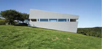  ?? JAMES BRITTAIN ?? The ribbon window on Sliding House has been designed to follow the horizon of the Atlantic Ocean.