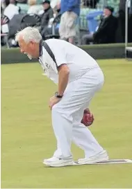  ??  ?? Wise man The experience­d Stevie Jackson leads for the Burnside triples at Northfield