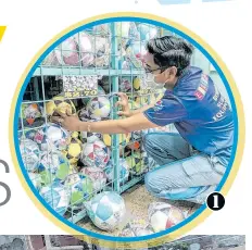  ?? ?? 1. Carlos Cando ordena el sinnúmero de balones del local que administra cerca del Mercado Central.