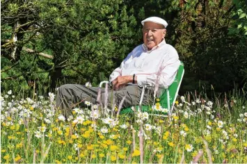  ?? Foto: Mathias Wild ?? Wenn es blüht und sprießt, freuen sich Tier und Mensch: Christoph Greifenhag­en in seinem Garten.