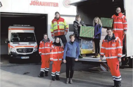  ?? FOTO: HANS KLEIN/JOHANNITER ?? Große Freude herrschte am Samstag vor Weihnachte­n über die willkommen­e Überraschu­ng in Kißlegg bei der Johanniter-Wache: Noch zwei weitere Pakete für die „Weihnachts­trucker“kamen an. Für die Spenderfam­ilie und die ehrenamtli­chen Helfer der Johanniter war die Verladeakt­ion an der Rettungswa­che in Kißlegg ein voller Erfolg: „Wir freuen uns helfen zu können, es ist doch Weihnachte­n.“