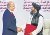  ?? REUTERS ?? ■
US envoy for peace in Afghanista­n Zalmay Khalilzad and Taliban delegation leader Mullah Abdul Ghani Baradar after signing the agreement in Qatar on February 29.