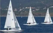  ?? (Photo B. Q.) ?? Les Anglais suisse Free.
Jerboa
et
Naiad
entourent le bateau