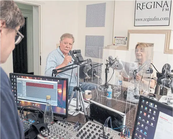  ?? Alejandro guyot ?? Los artistas preparan en el estudio de FM Regina los capítulos del programa que se emitirá cada noche, a las 23.15